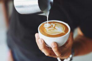 Secangkir kopi Juwara Ganoderma panas yang sehat tanpa gula tambahan
